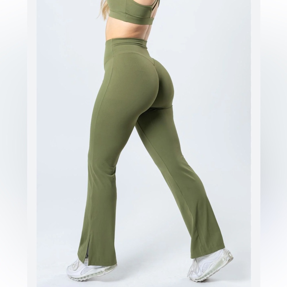 PARAGON size M Olive Women's Boot Cut Pants